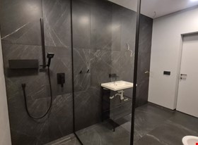 SIA DARAMVISU  - примеры работ: Flīzēšana keramogranits, marmors, 45° leņķi  - фото №24